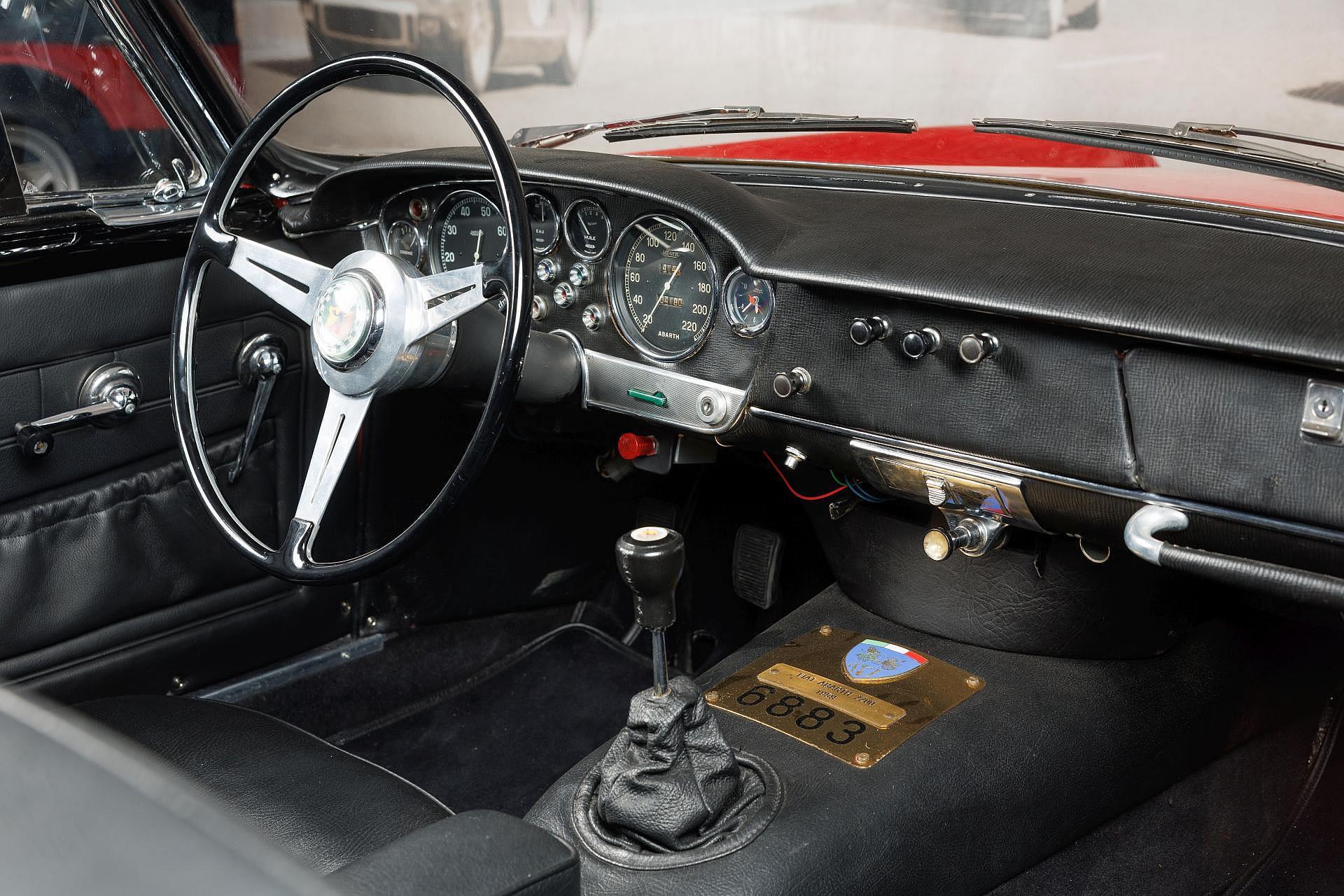 Gran Turismo z logo skorpiona - Fiat Abarth 2200 Allemano Spider