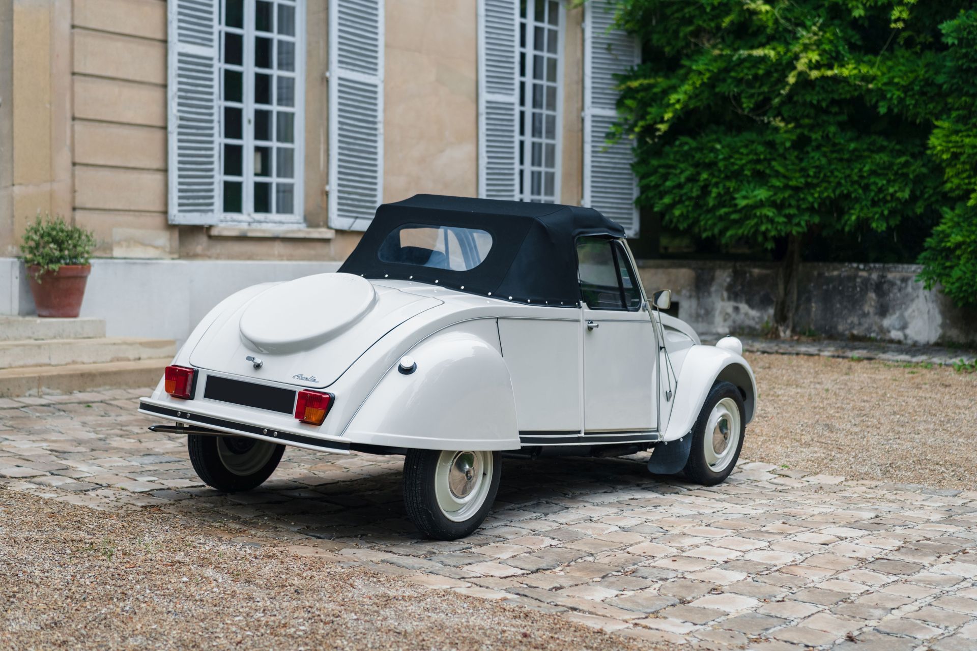 Klasyczna elegancja z duszą - Citroën 2CV Azelle Roberta Oprona