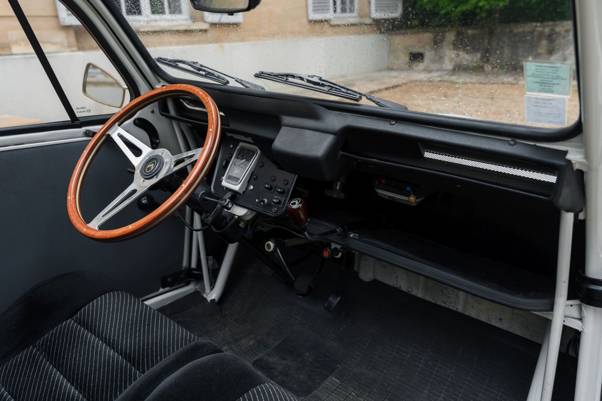 Klasyczna elegancja z duszą - Citroën 2CV Azelle Roberta Oprona