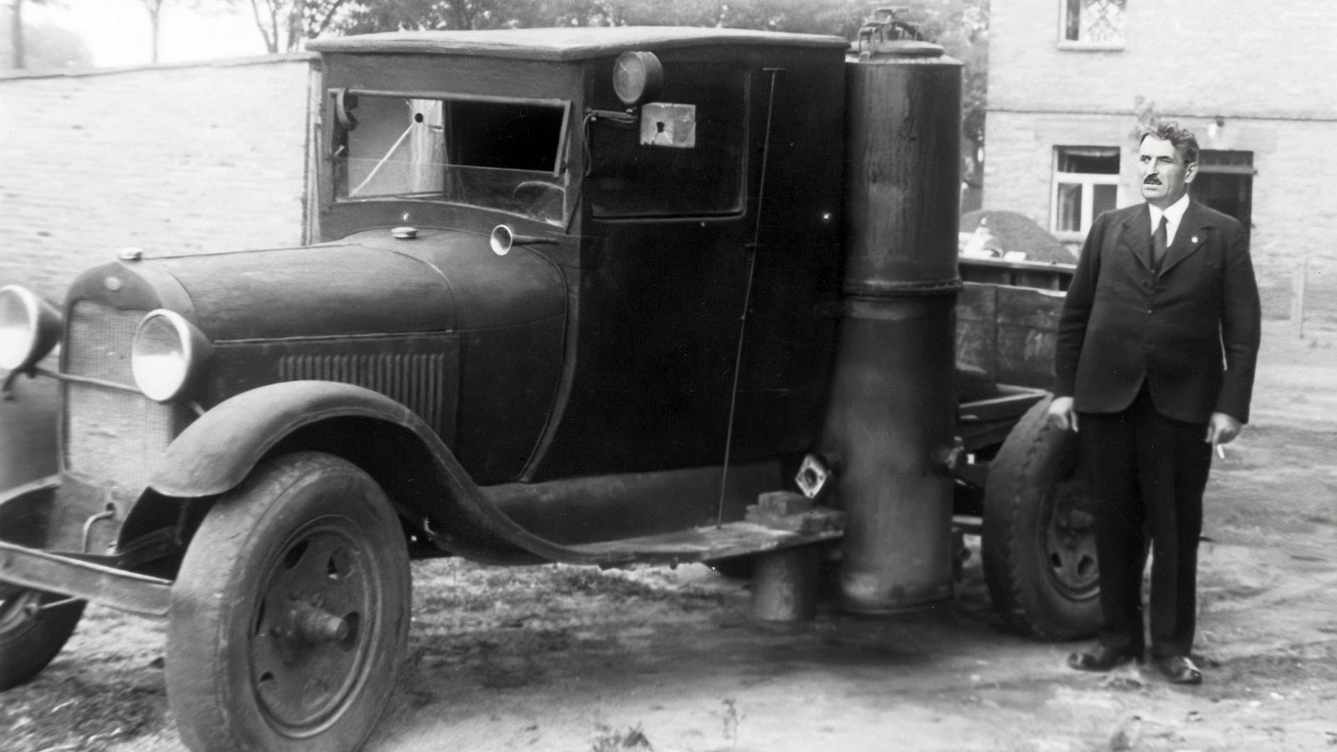 Samochód, opalany gałęziami - wynalazek Hipolita Stroińskiego