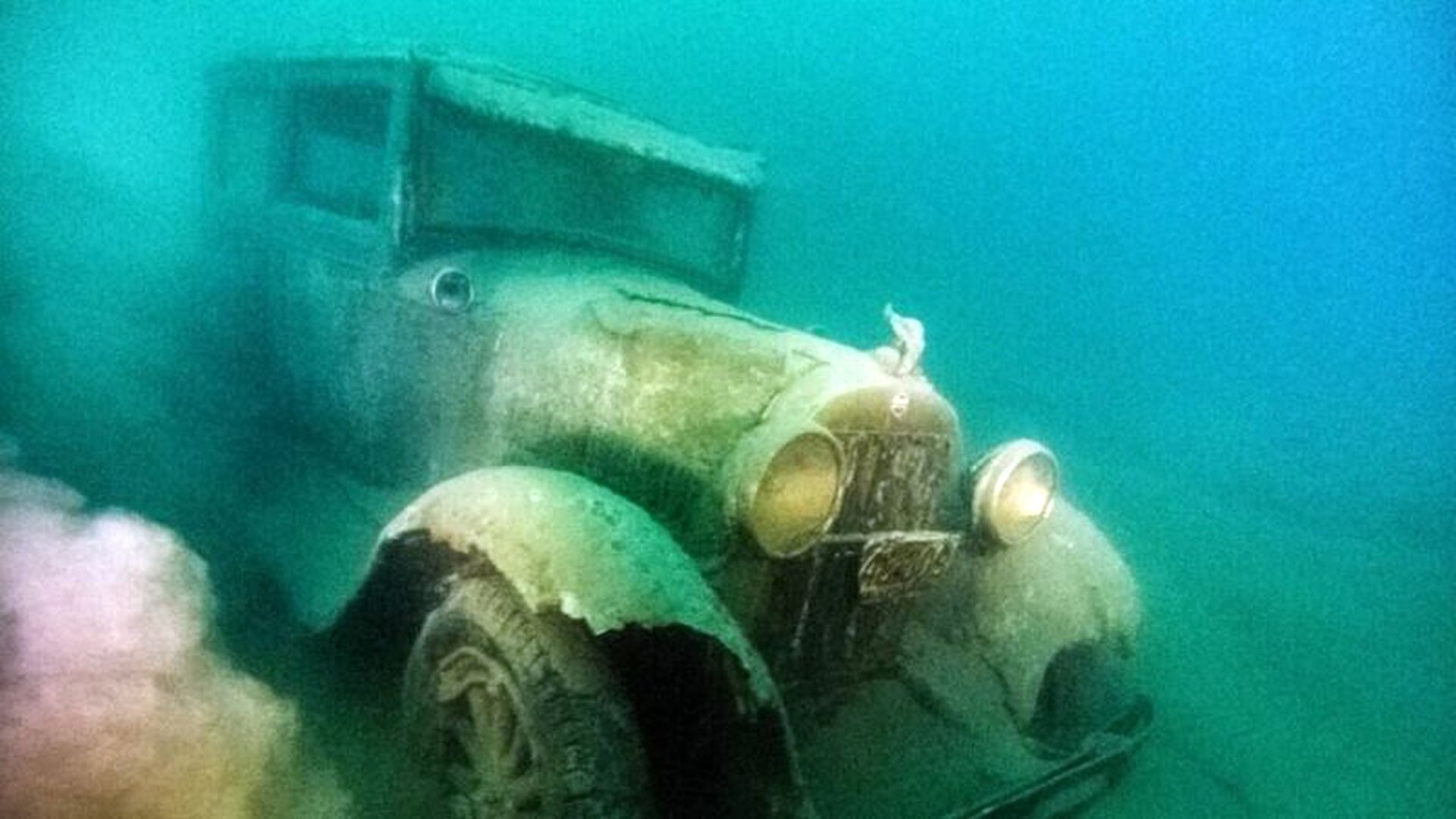 Zabytkowy samochód odnaleziony po 80 latach na dnie jeziora Banff