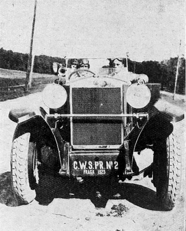 Samochód C. W. S. widziany z przodu