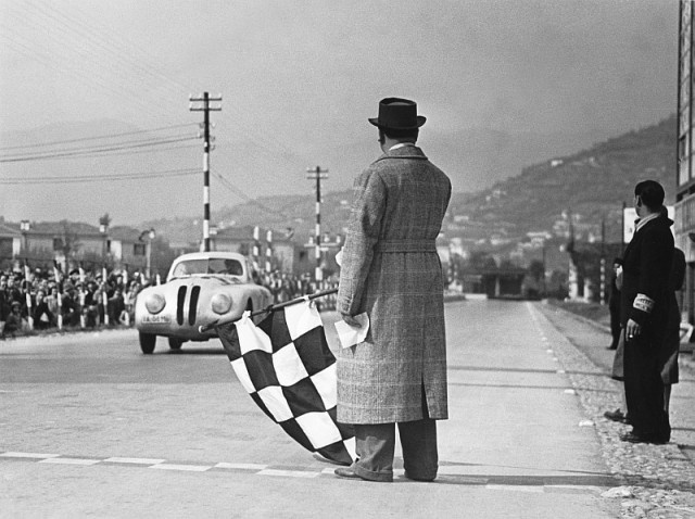 Zwycięskie BMW przekracza linię mety w rajdzie Mille Miglia, 28 kwietnia 1940r.