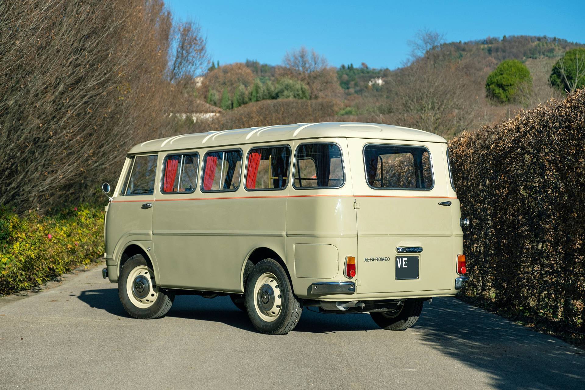 Od służby państwowej do klasyka - Alfa Romeo F12 Minibus