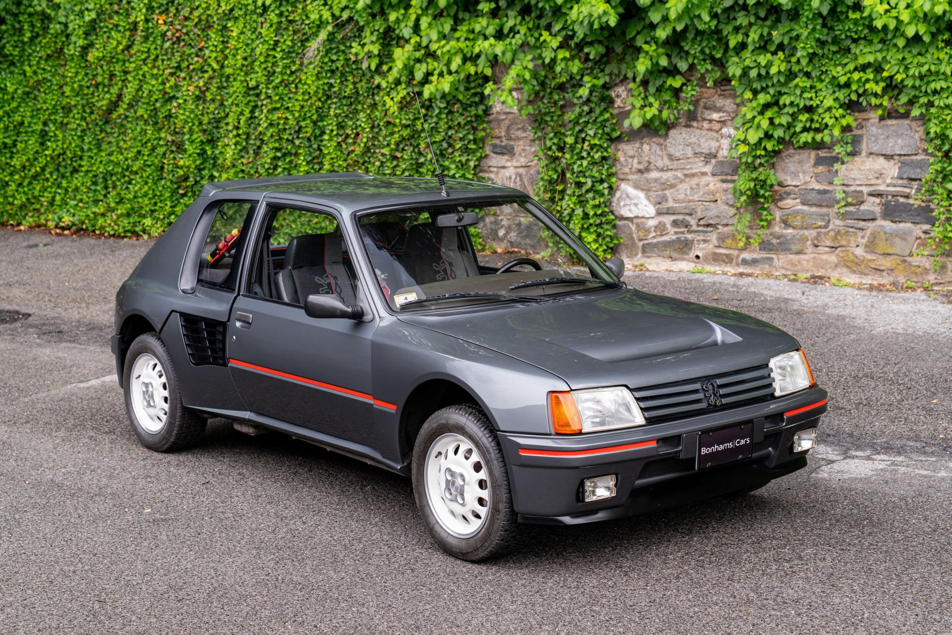 Peugeot 205 Turbo 16 - mały samochód, wielka legenda rajdów