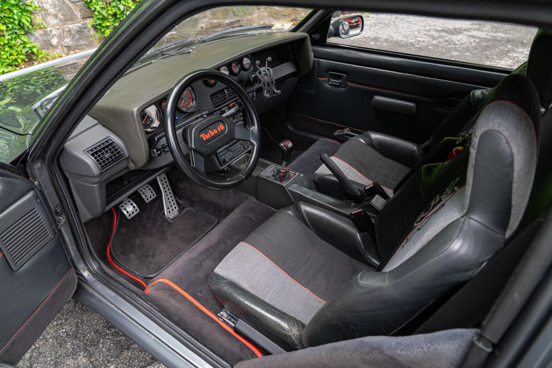 Peugeot 205 Turbo 16 - mały samochód, wielka legenda rajdów