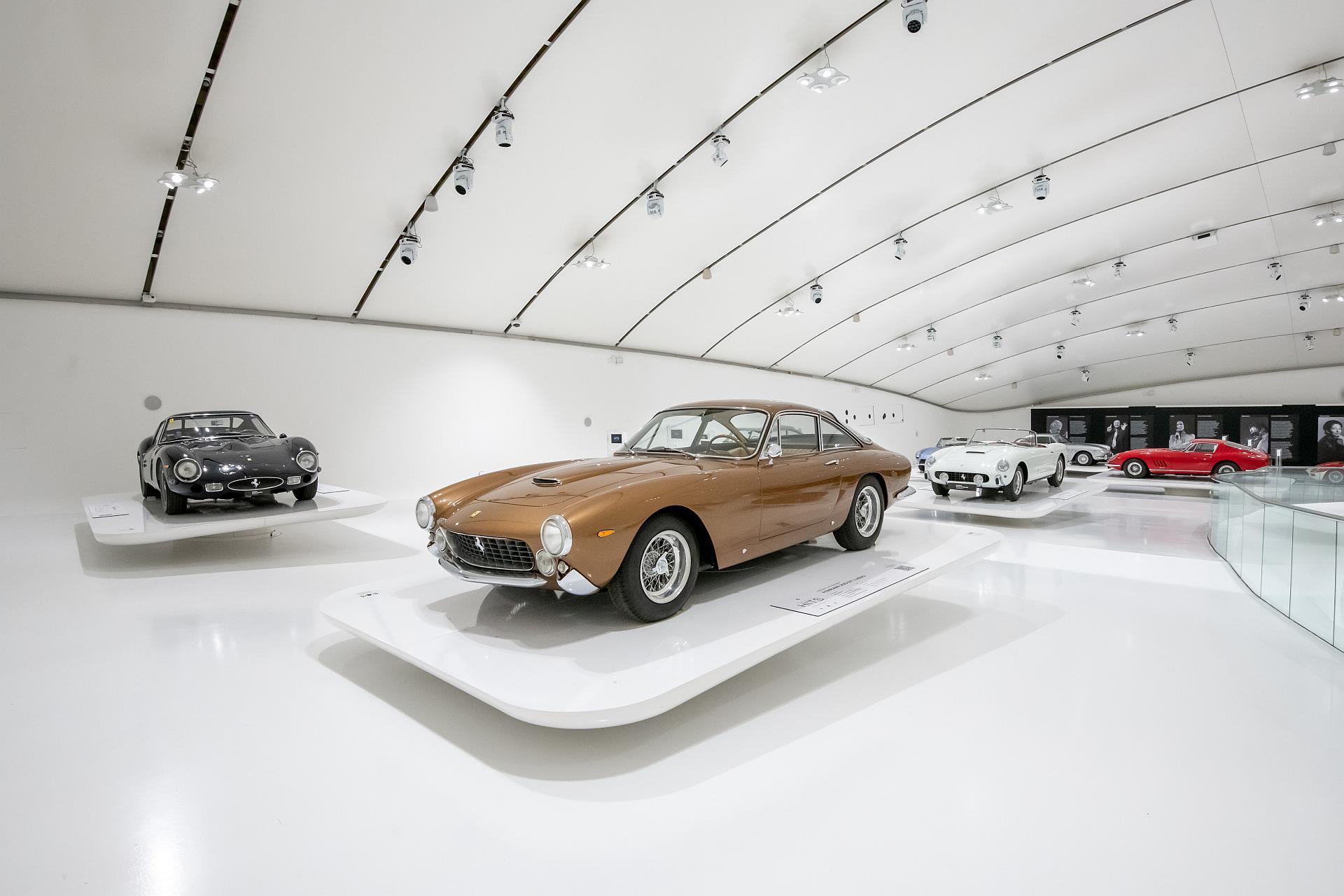 Ferrari i muzyczne legendy - wystawa, gdzie silnik gra pierwsze skrzypce
