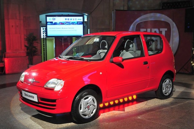 Przekazanie Fiata 600 z ostatniej serii produkcyjnej do Muzeum Techniki w Warszawie