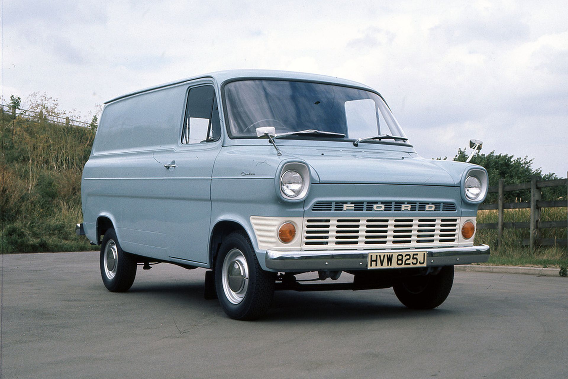 Ford Transit na zakręcie technologicznym - od analogowych rozwiązań, po cyfrowe technologie