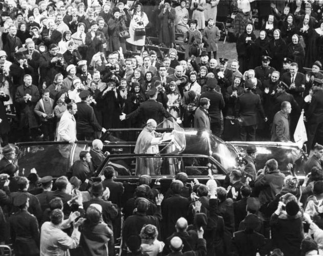 Samochody Forda w Watykanie - historia papieskich podróży