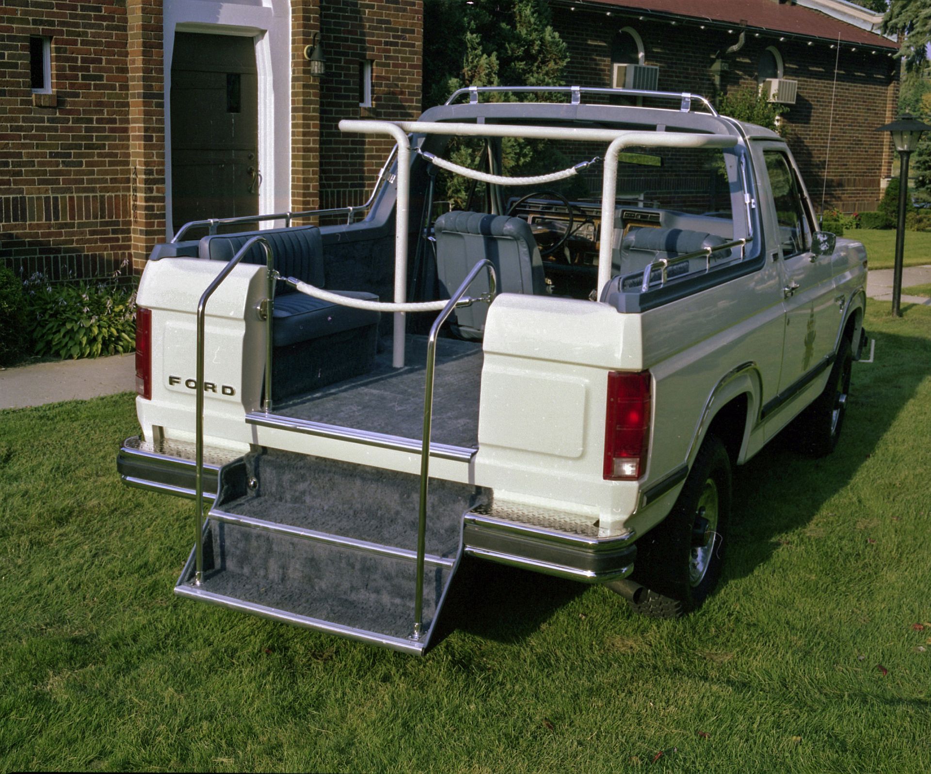 Samochody Forda w Watykanie - historia papieskich podróży