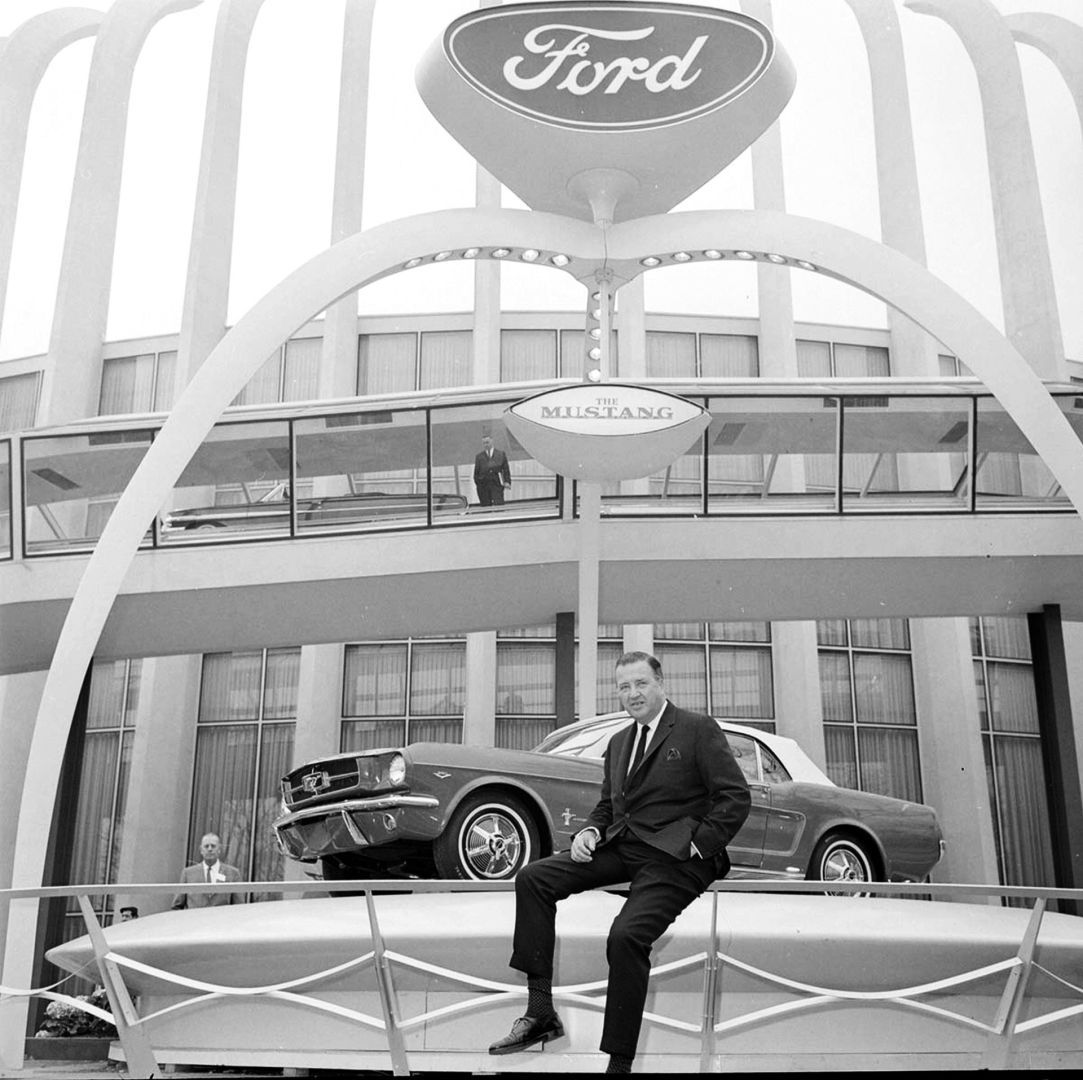 Henry Ford II z Fordem Mustangiem