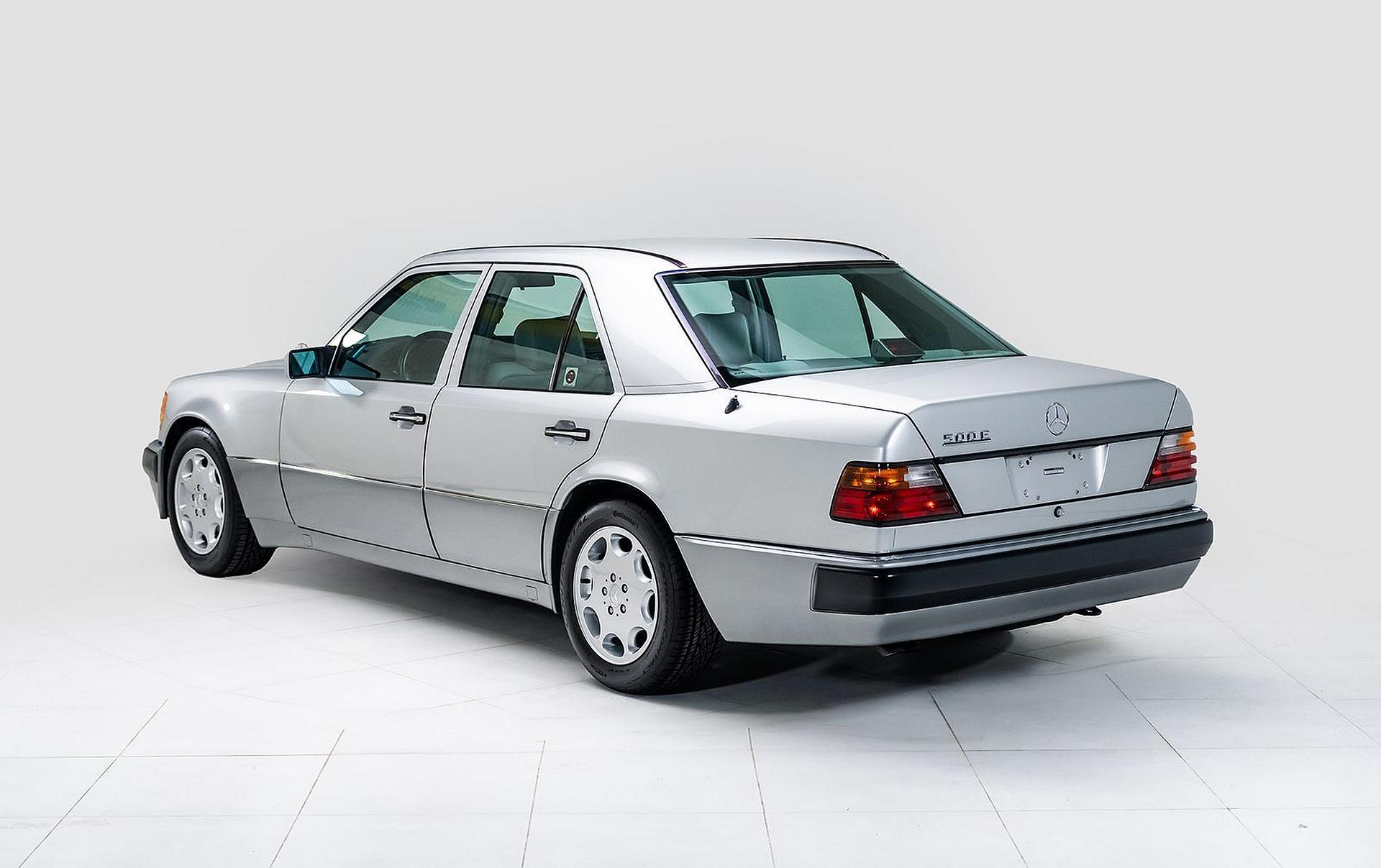 Mercedes-Benz 500E - sportowa limuzyna lat 90., która dziś bije rekordy aukcji