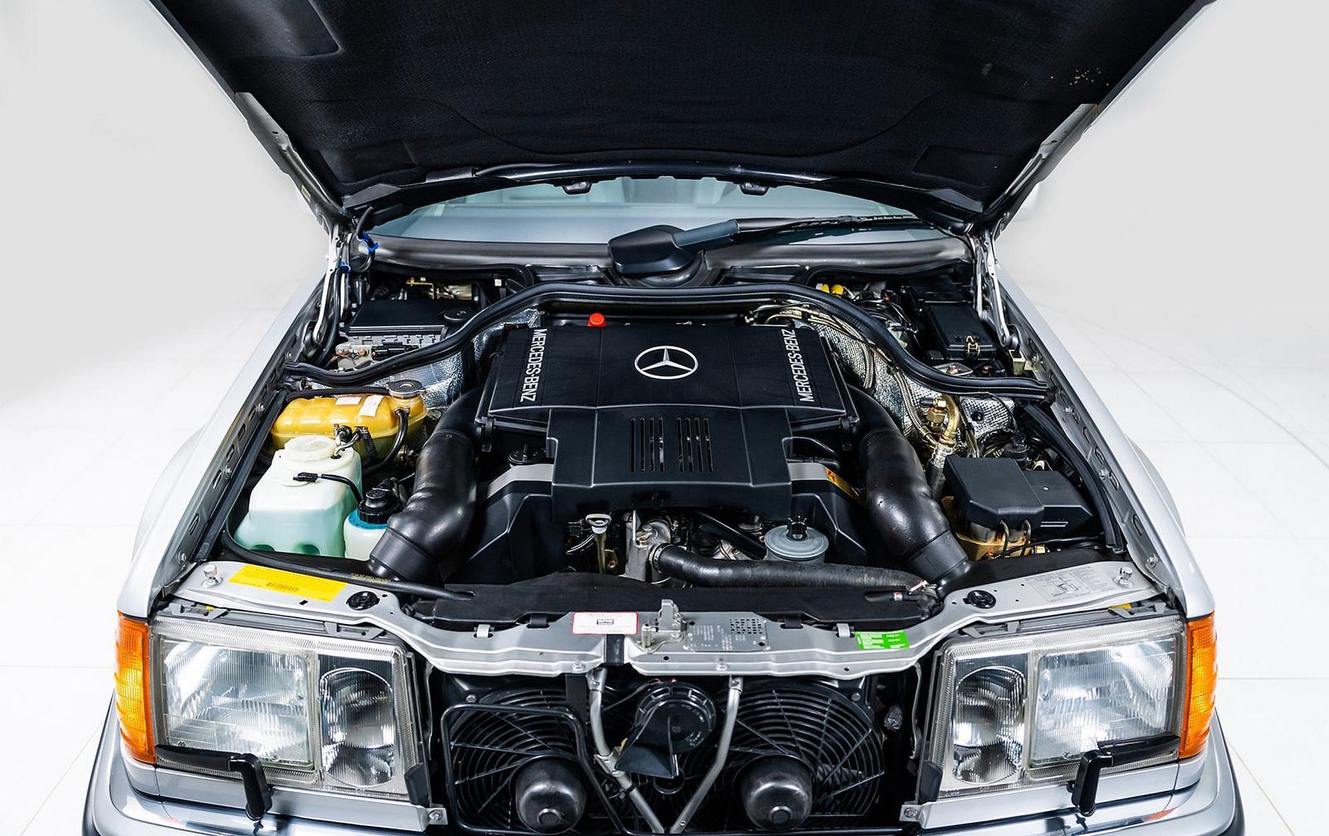 Mercedes-Benz 500E - sportowa limuzyna lat 90., która dziś bije rekordy aukcji