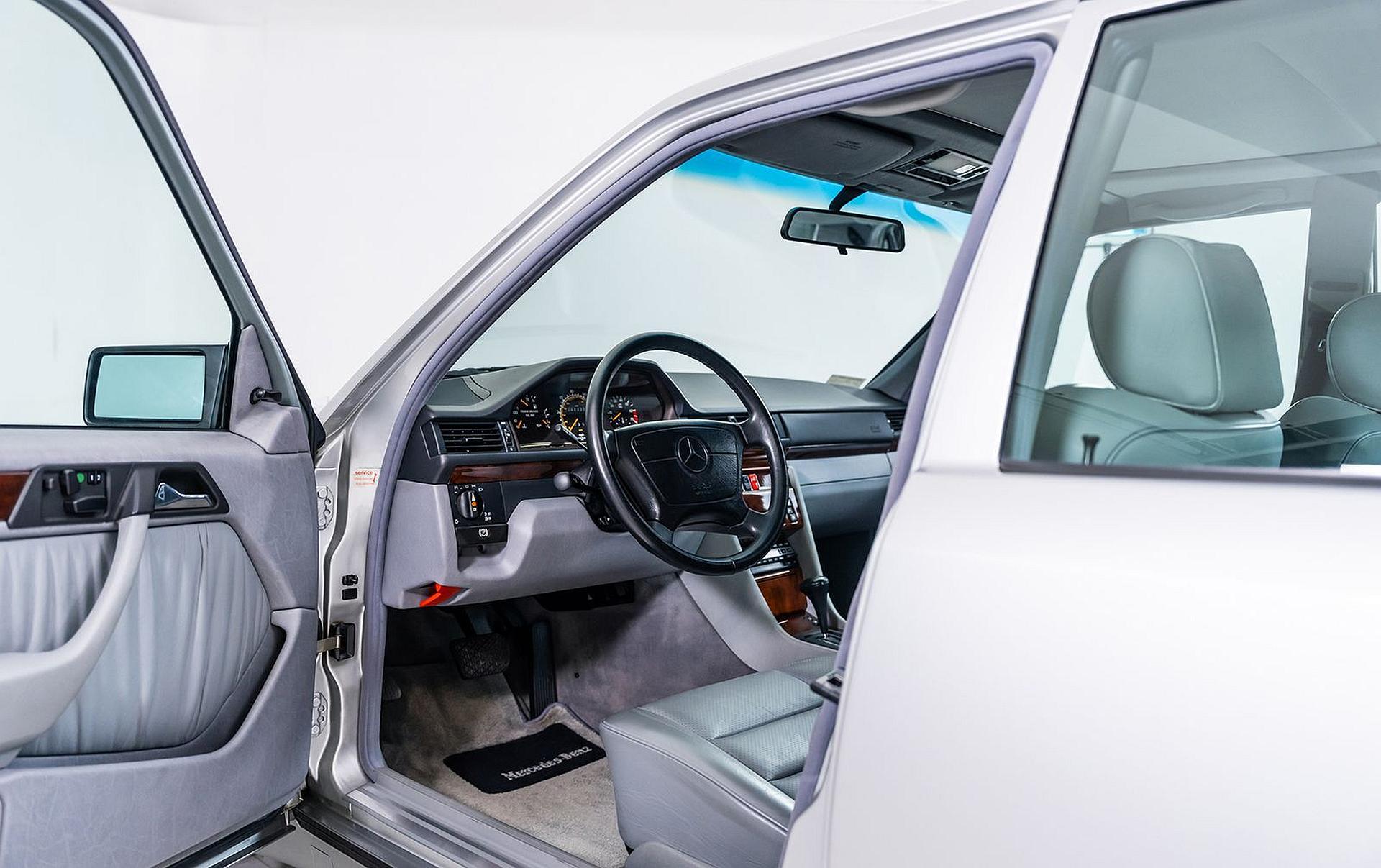 Mercedes-Benz 500E - sportowa limuzyna lat 90., która dziś bije rekordy aukcji