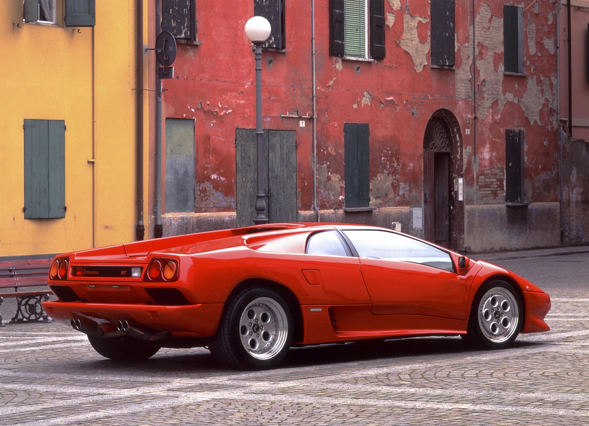 Lamborghini Diablo - 35 lat motoryzacyjnej legendy