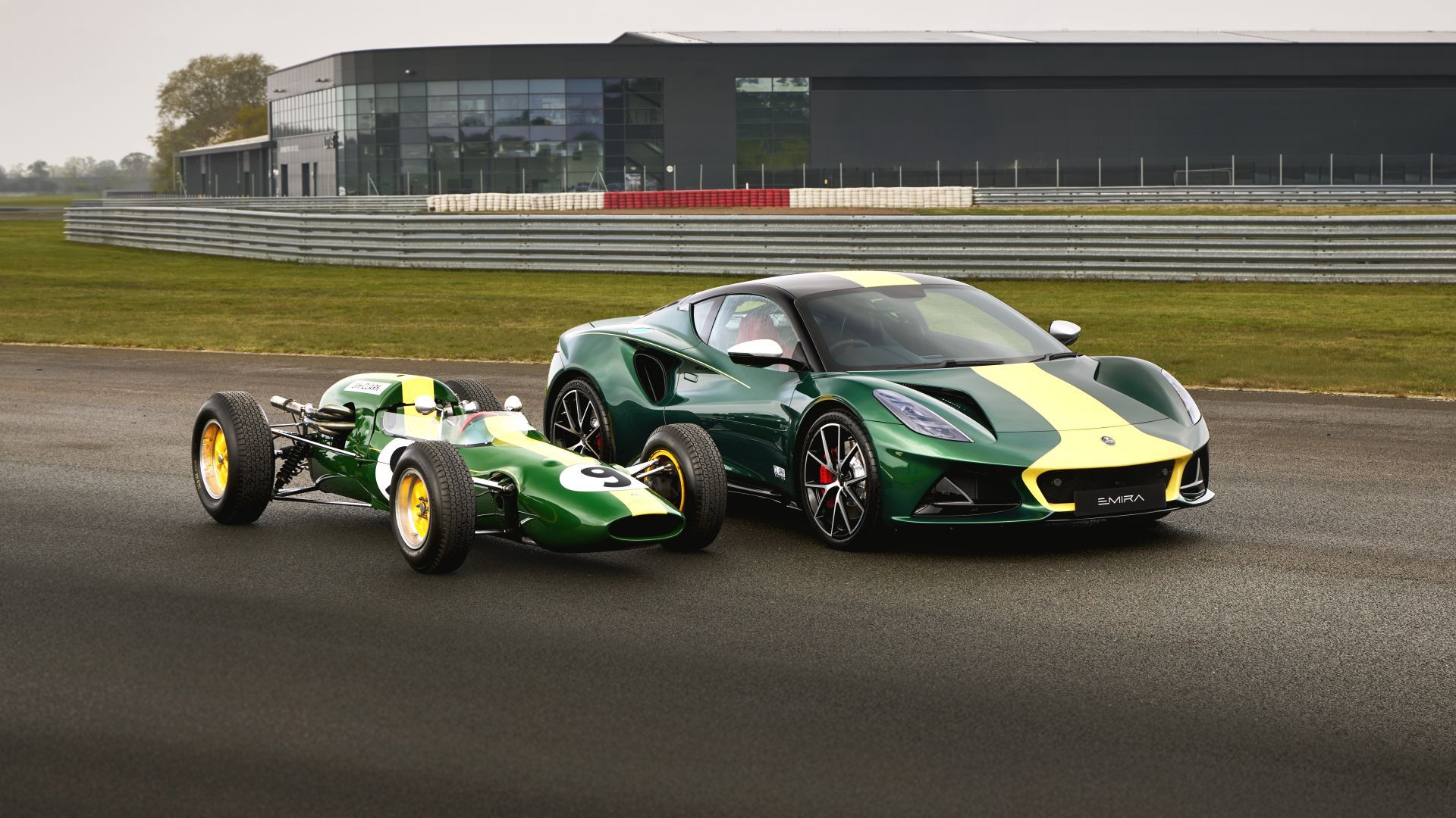 Lotus Emira Clark Edition - hołd dla ikony motorsportu Jima Clarka