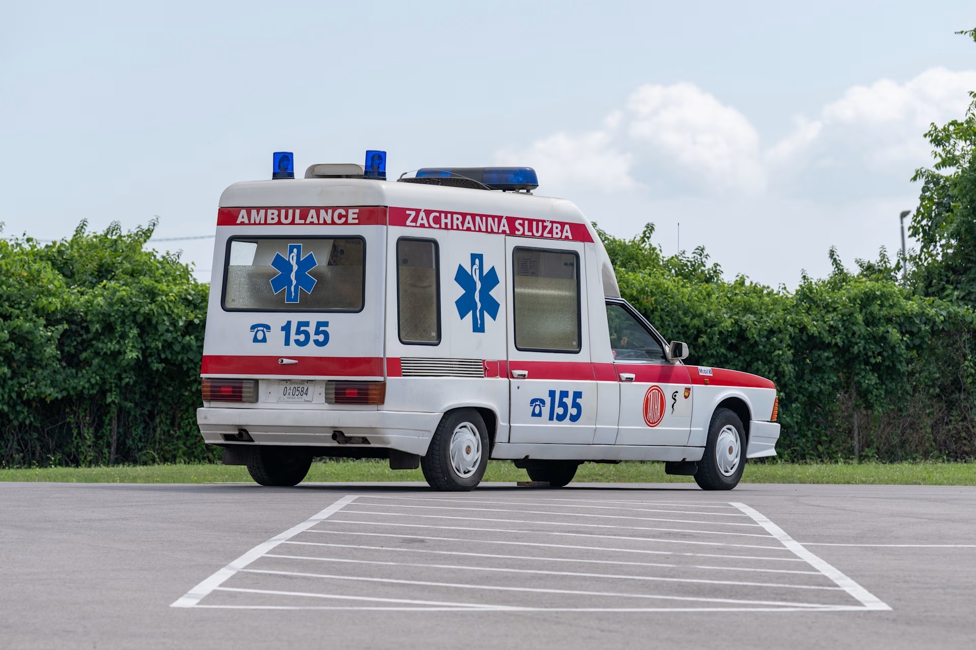Tatra T613 "Sanita" - unikatowa karetka z silnikiem V8 trafi na prestiżową aukcję