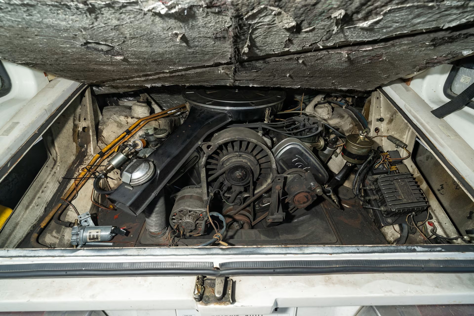 Tatra T613 "Sanita" - unikatowa karetka z silnikiem V8 trafi na prestiżową aukcję