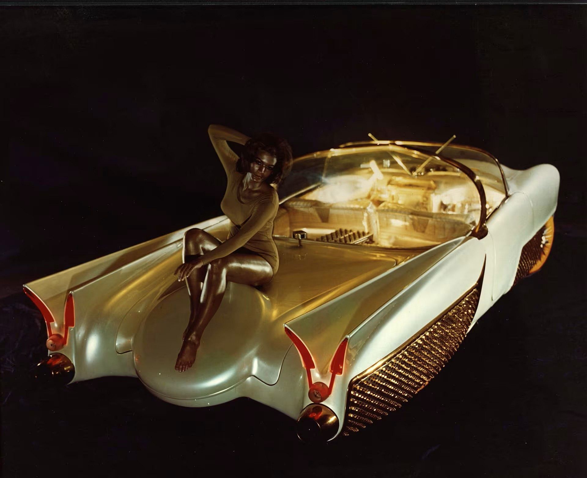 Futurystyczna legenda motoryzacji - poznaj The Golden Sahara II