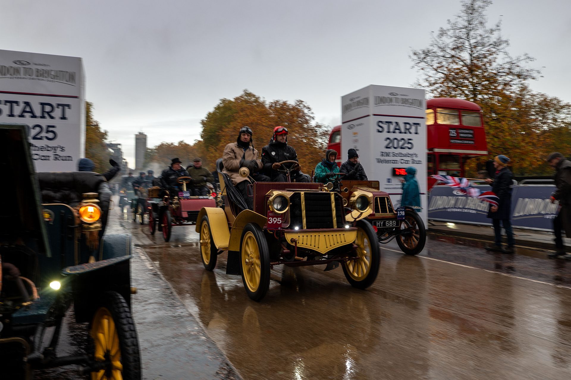 Benz Spider w deszczu i chwale - legendarny weteran podbija rajd z Londynu do Brighton