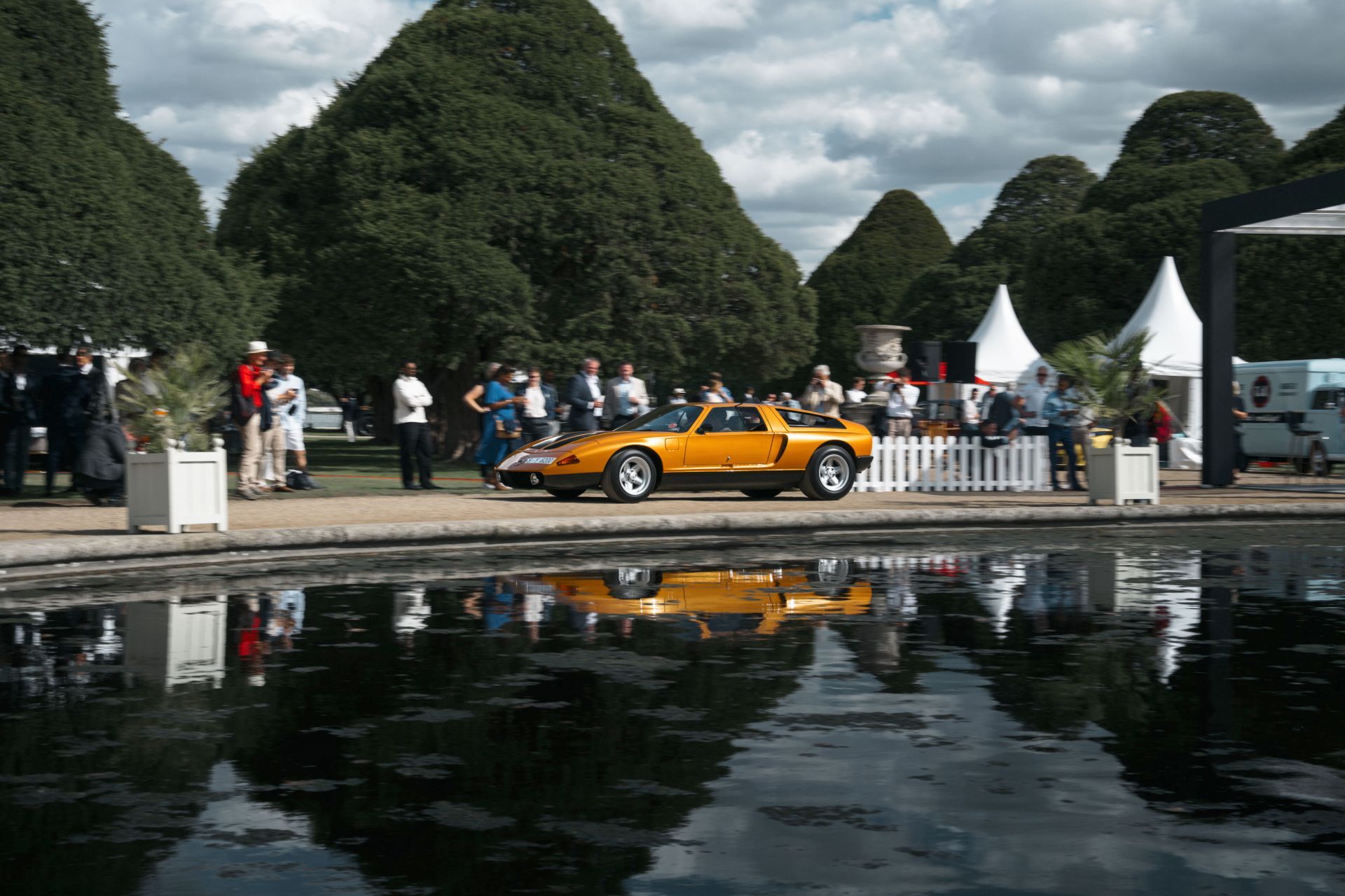 Rzemiosło na najwyższym poziomie: Mercedes-Benz Classic i Henry Poole & Co w Hampton Court Palace