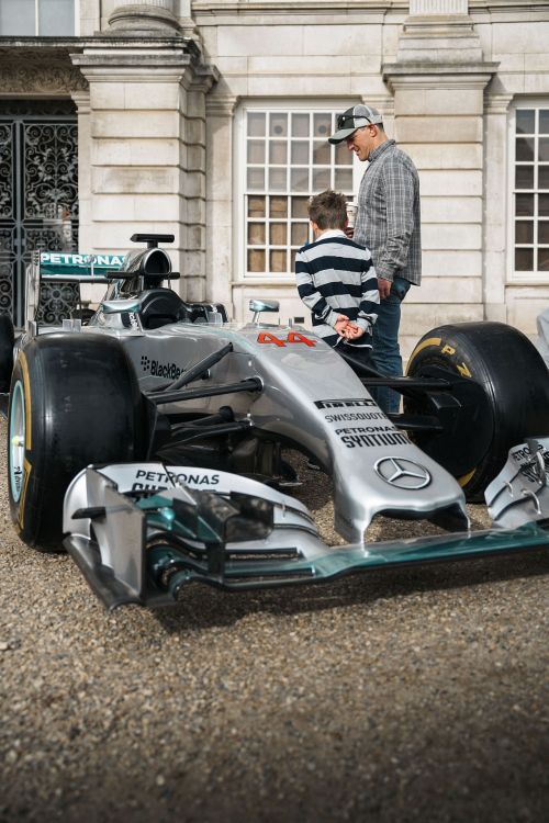 Rzemiosło na najwyższym poziomie: Mercedes-Benz Classic i Henry Poole & Co w Hampton Court Palace