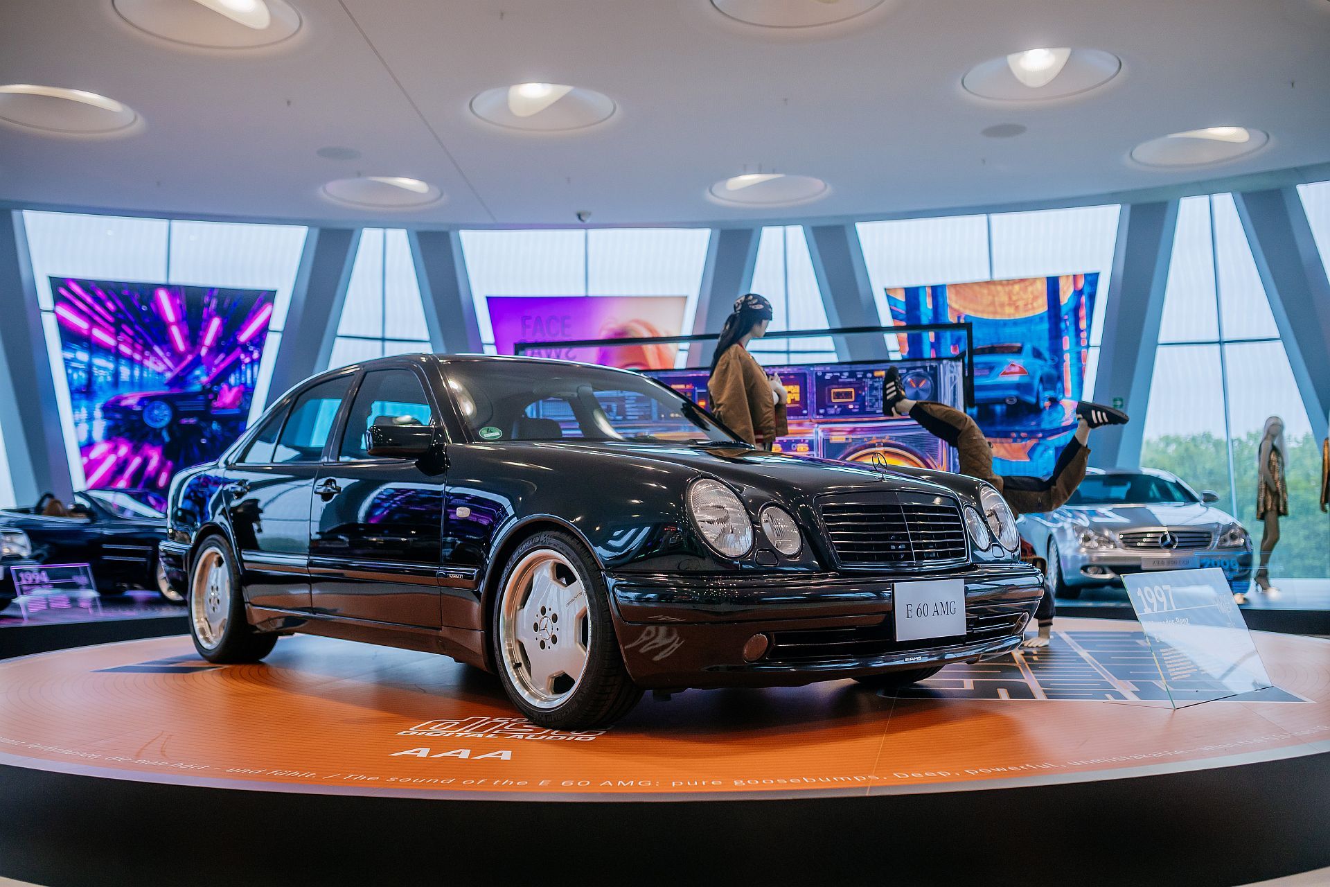 Mercedes-Benz E 60 AMG - wilk w garniturze z lat 90.