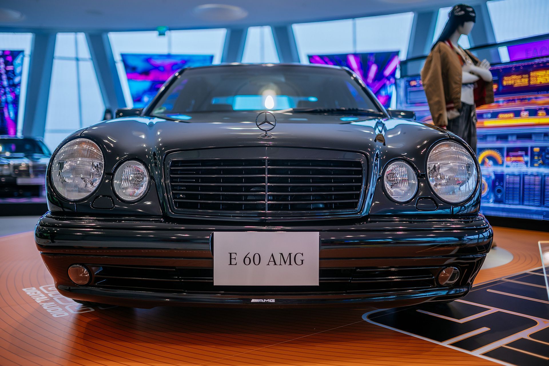 Mercedes-Benz E 60 AMG - wilk w garniturze z lat 90.