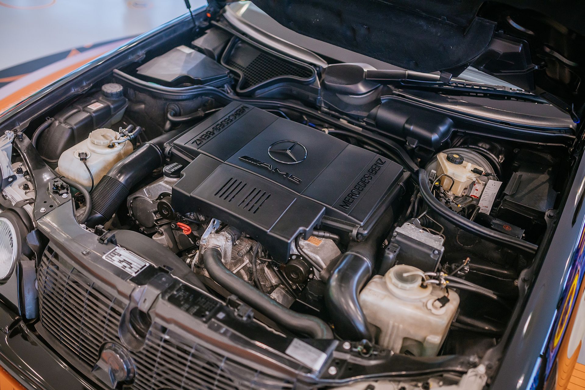 Mercedes-Benz E 60 AMG - wilk w garniturze z lat 90.