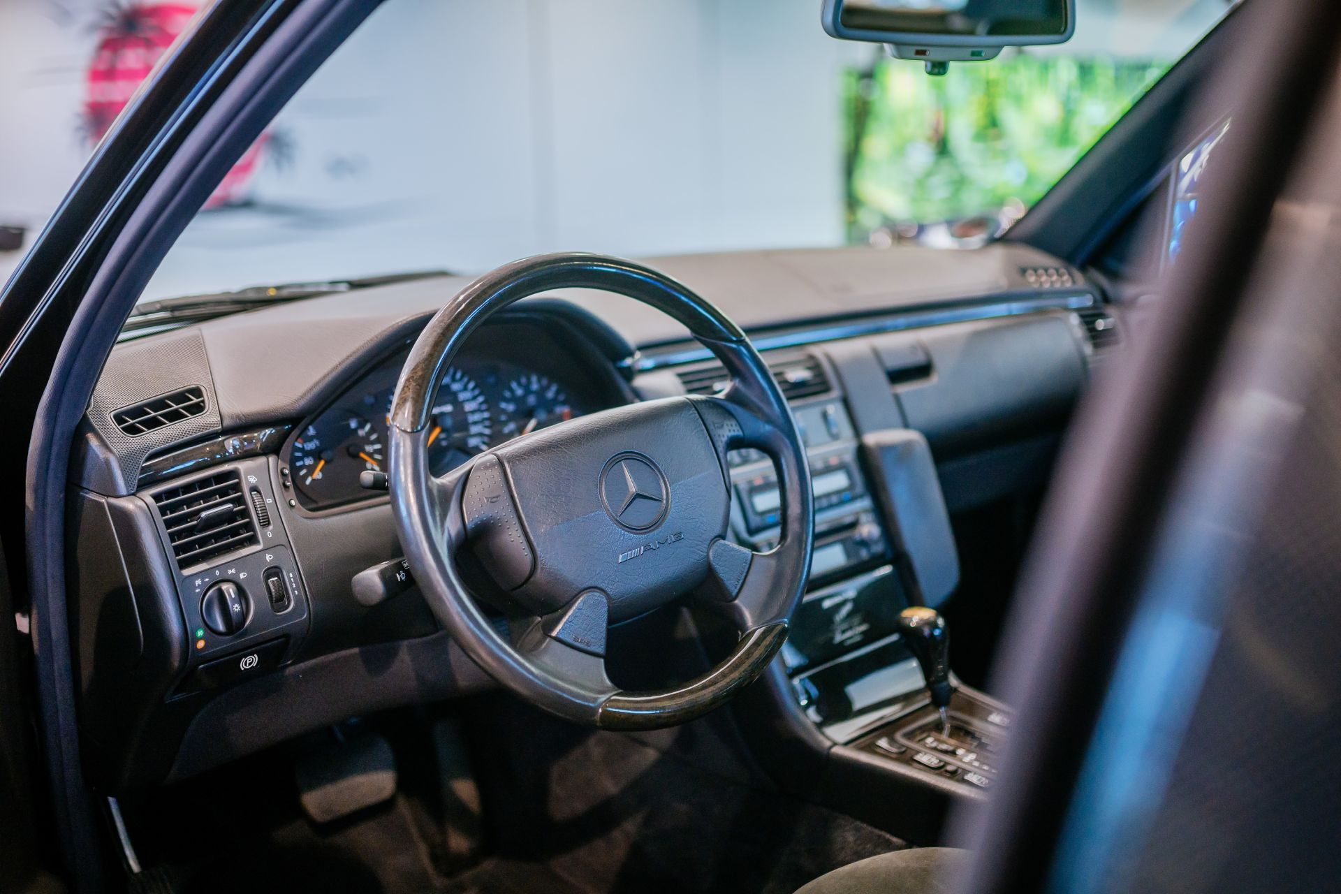 Mercedes-Benz E 60 AMG - wilk w garniturze z lat 90.