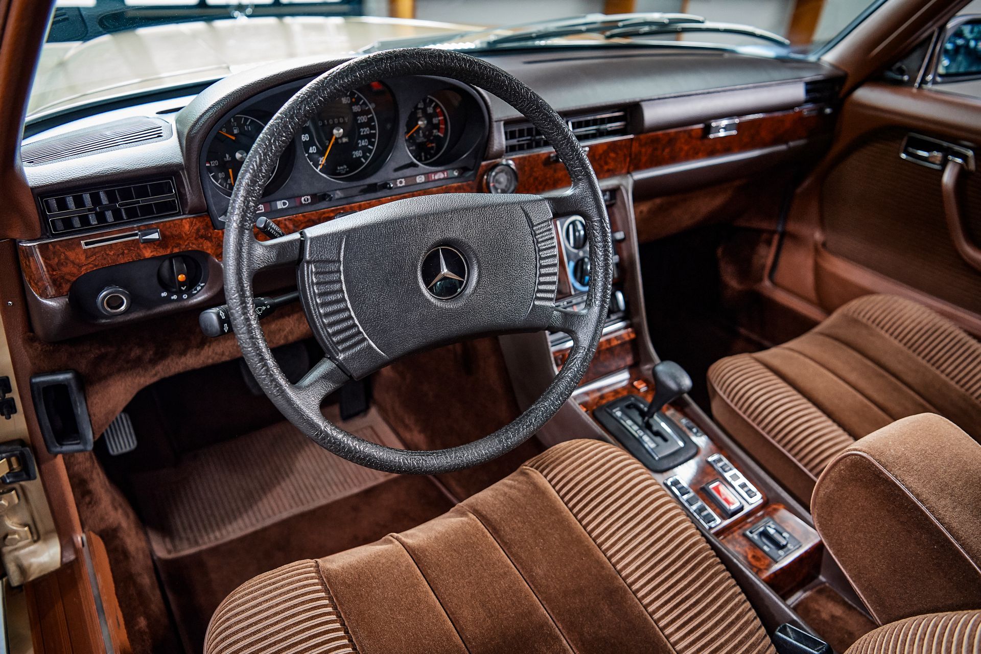 Mercedes-Benz 450 SEL 6.9 - luksusowa limuzyna kończy 50 lat