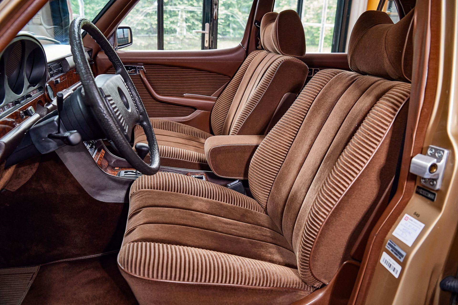 Mercedes-Benz 450 SEL 6.9 - luksusowa limuzyna kończy 50 lat