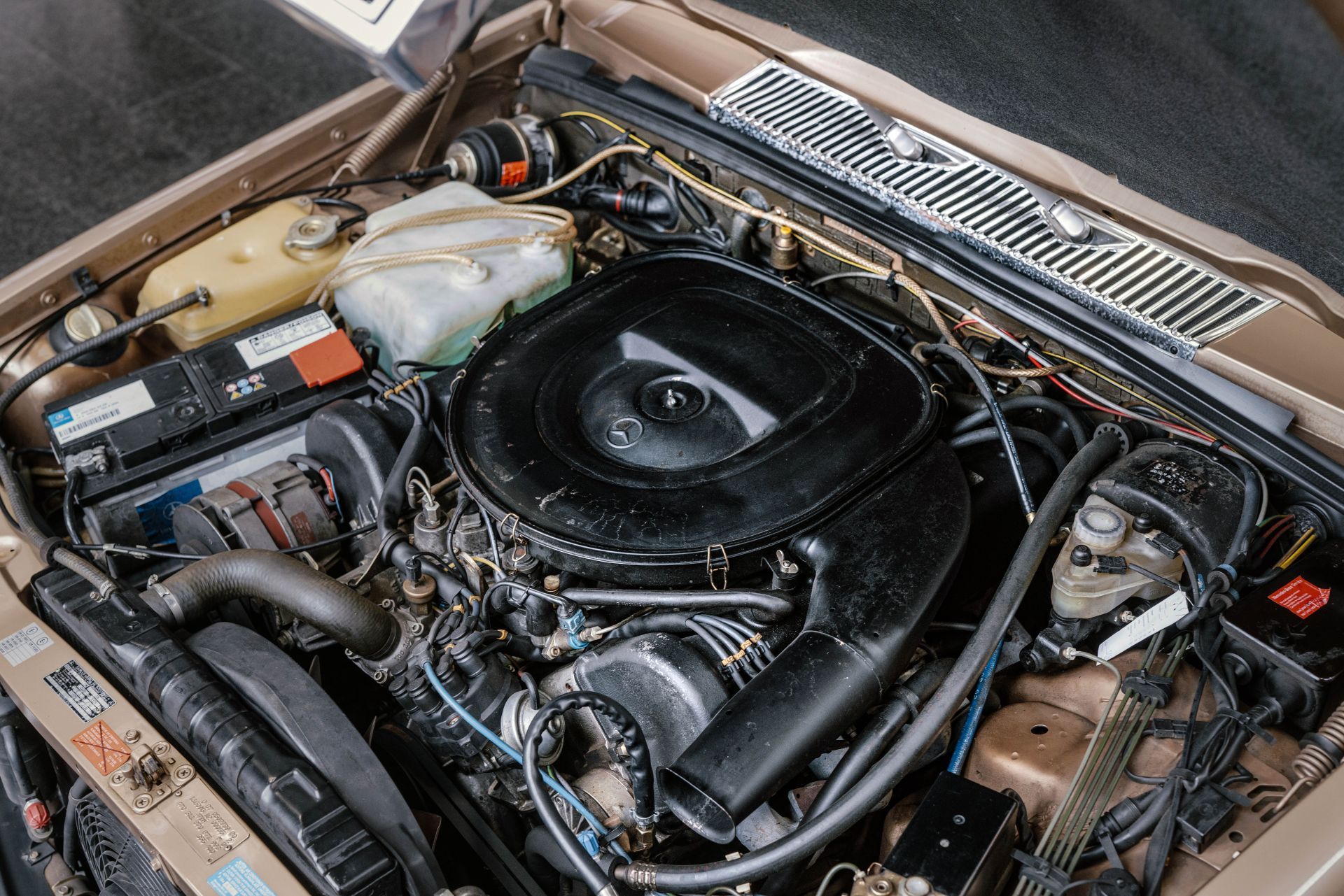 Mercedes-Benz 450 SEL 6.9 - luksusowa limuzyna kończy 50 lat