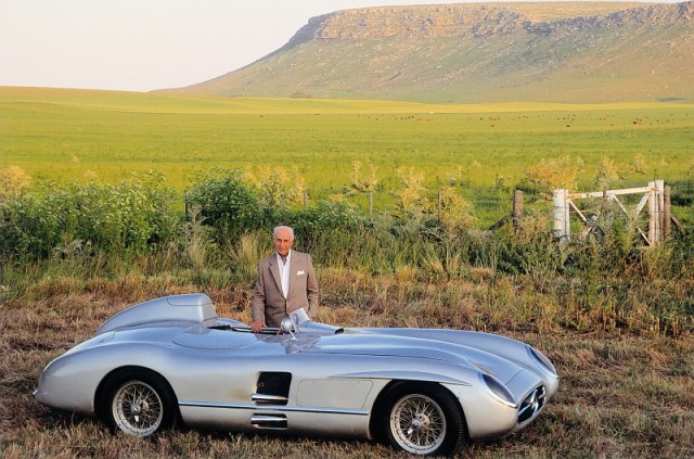 Juan Manuel Fangio przy Mercedes-Benz 300 SLR z 1955 r.