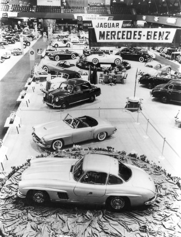 Mercedes-Benz 300 SL "Gullwing" oraz 190 SL na Międzynarodowej Wystawie Samochodów w Nowy Jorku w 1954r.