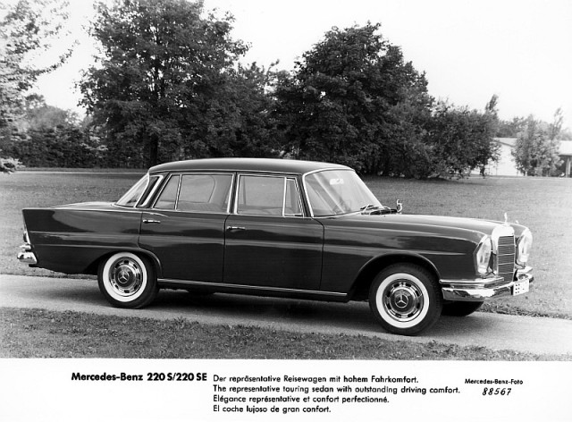 Mercedes-Benz 220 SE (seria 111). Pierwszy na świecie seryjnie produkowany samochód z kontrolowaną strefą zgniotu przedziału pasażerskiego