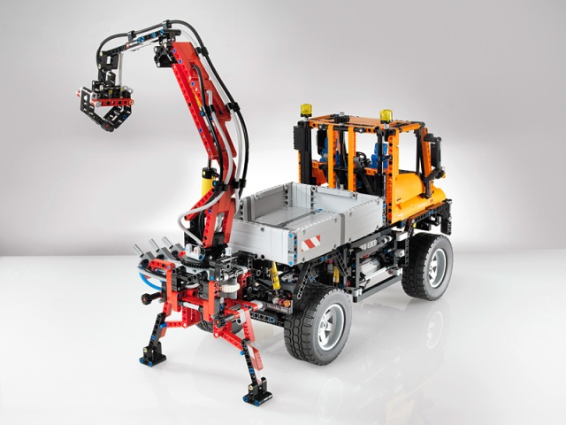 Unimog U 400 w skali 1:12,5 z klocków LEGO