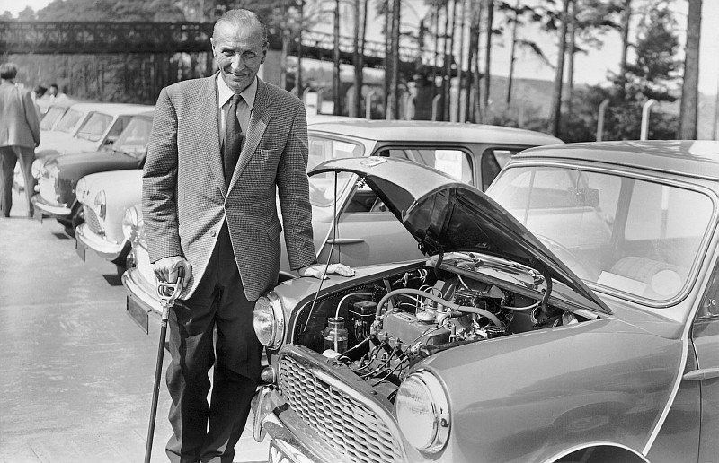Alec Issigonis (twórca Mini) przy Austin Seven
