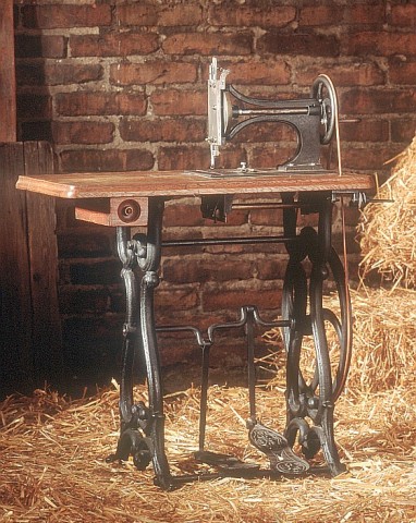 Pierwsza maszyna do szycia zbudowana przez Adama Opla w 1862 r.