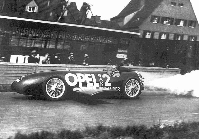 Fritz von Opel bije rekord prędkości w samochodzie RAK2, 23 Maja 1928 r.