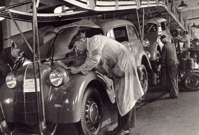 Opel Kadett zjeżdżający z taśmy produkcyjnej w zakładach w Rüsselsheim, 1936 r.