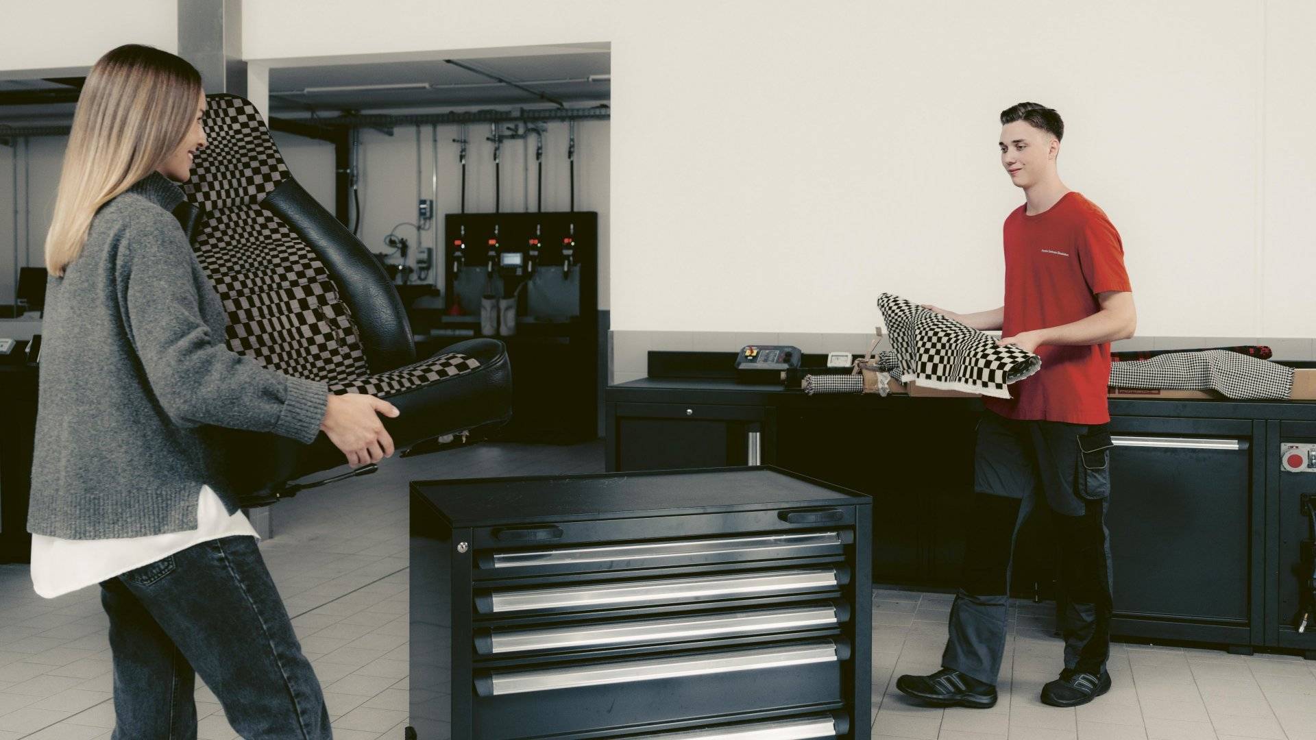 Porsche odkrywa archiwa - kultowe tkaniny wracają na salony renowacji