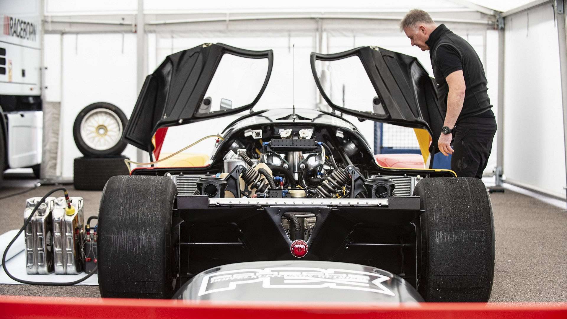 Spełnione marzenie z dzieciństwa - Książę Karol Filip i ikona wyścigów Porsche 962 C