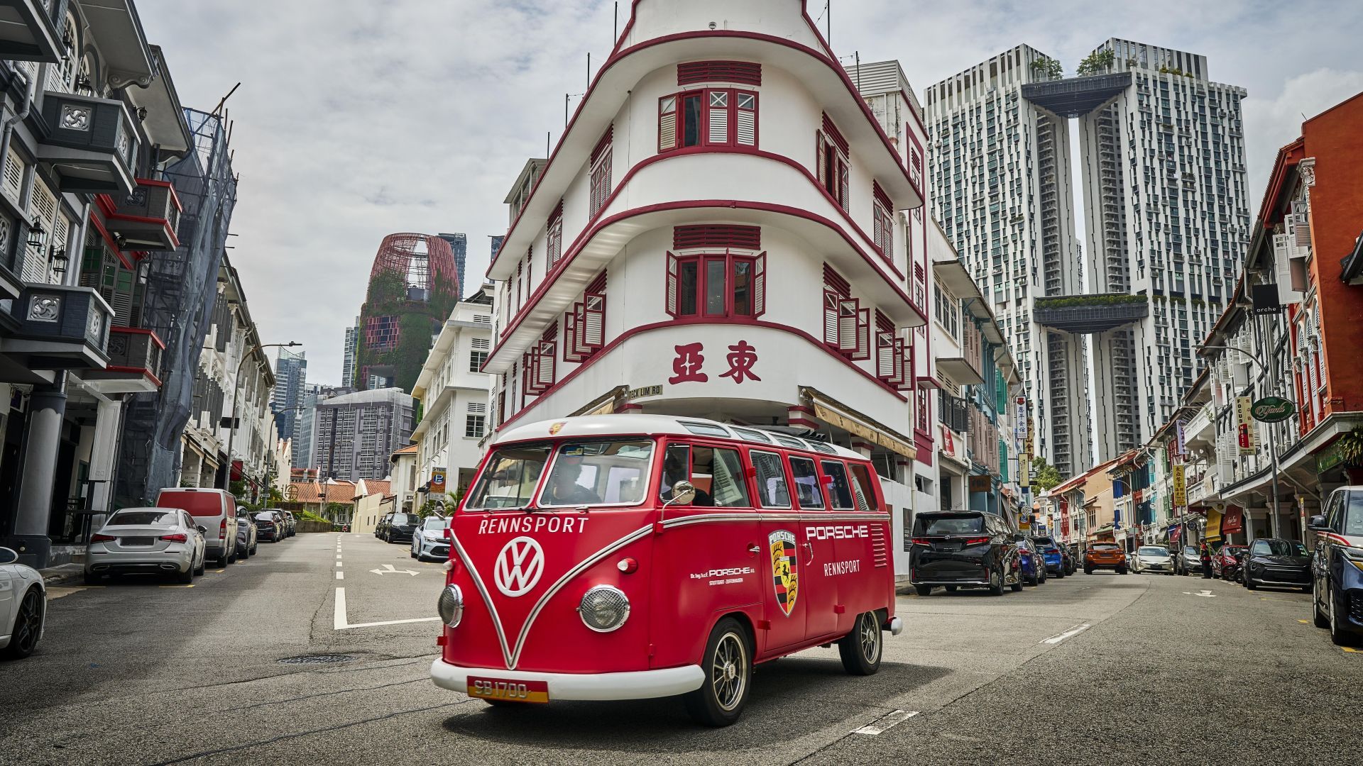 Porsche odświeża legendę Renndienst i odsłania wizję PEC Singapore