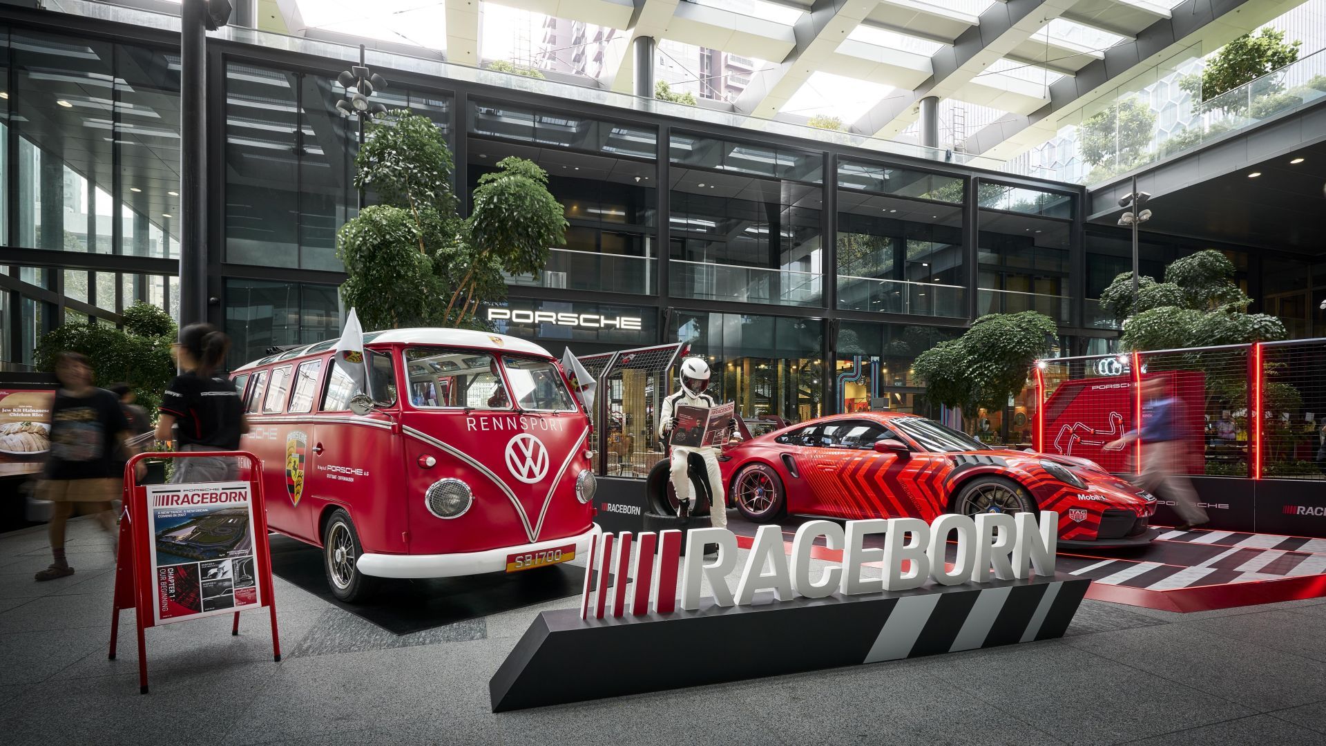 Porsche odświeża legendę Renndienst i odsłania wizję PEC Singapore