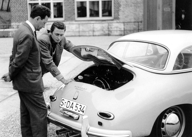 Ferry Porsche (po lewej) oraz Ferdinand Alexander przy Porsche Typ 356 A Carrera Hardtop, 1958 r.