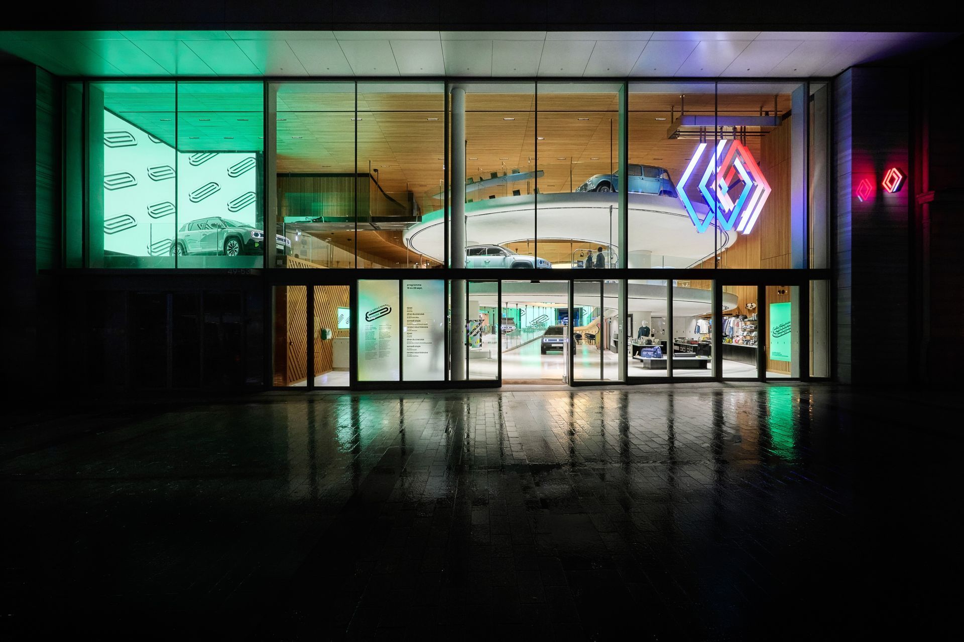 Renault otwiera futurystyczny showroom "The Carwalk" w Paryżu