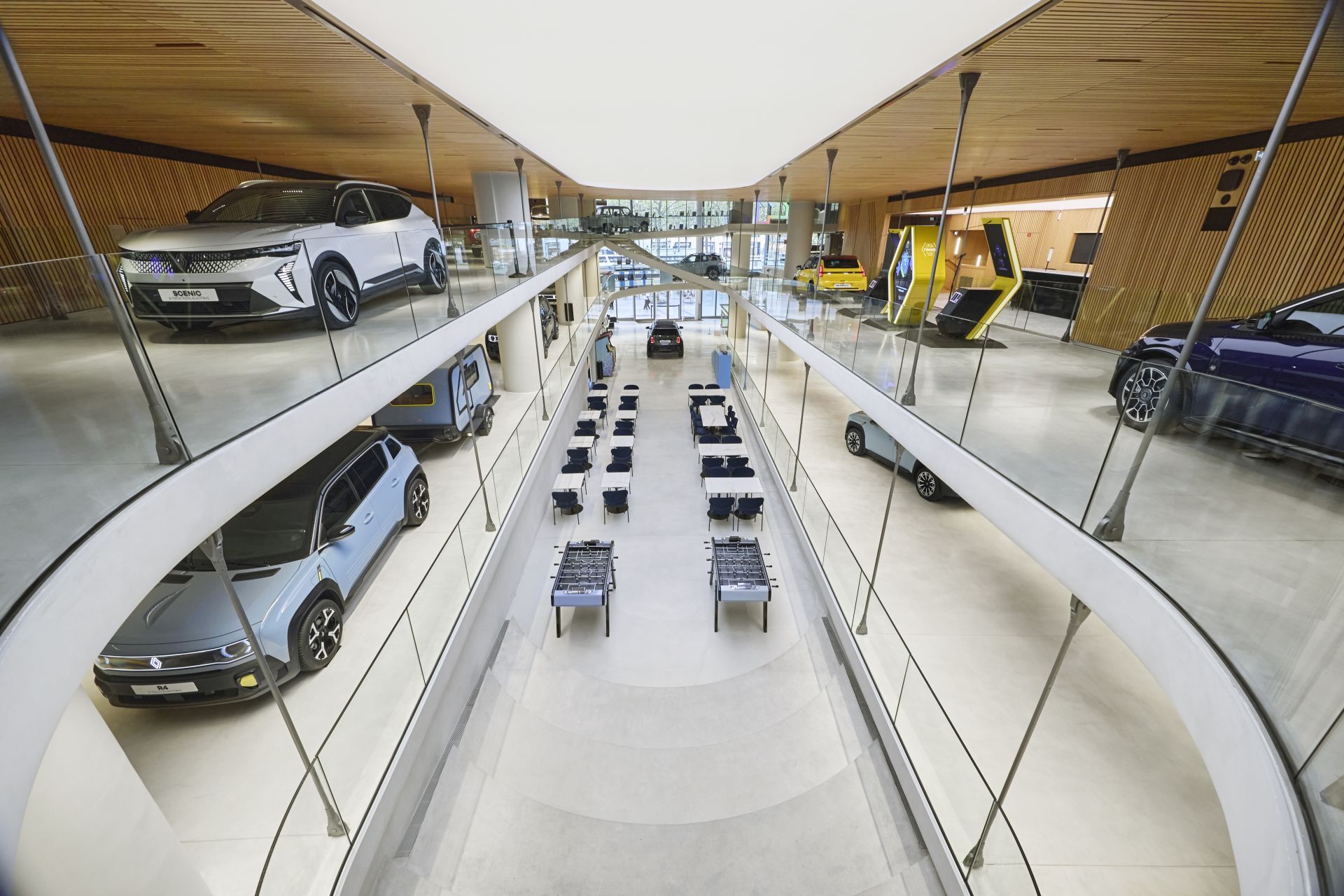 Renault otwiera futurystyczny showroom "The Carwalk" w Paryżu