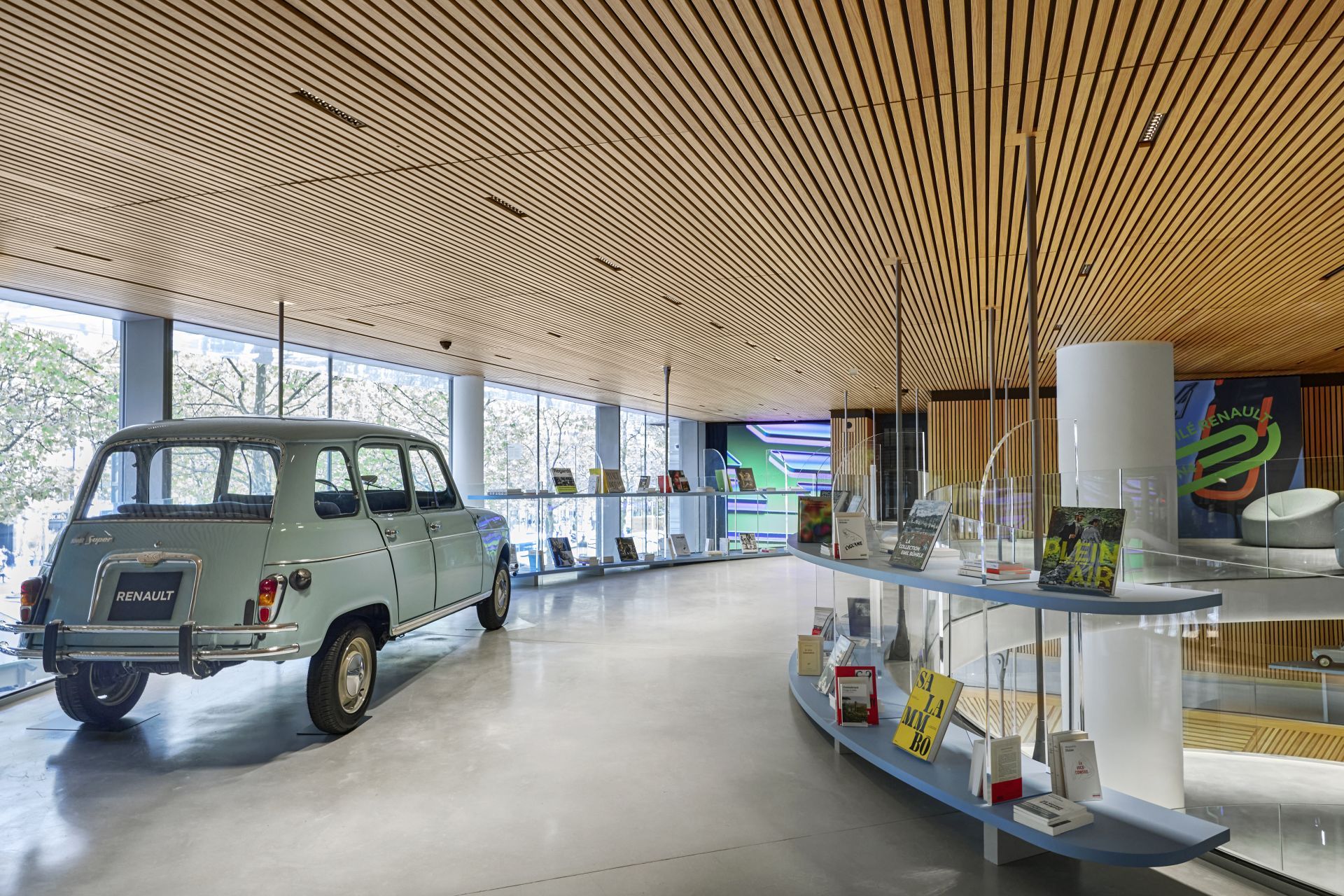 Renault otwiera futurystyczny showroom "The Carwalk" w Paryżu